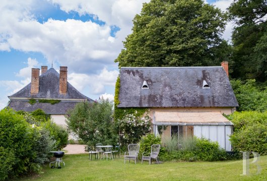 A artists' house with a cluster of small houses on the way to Le Mans - photo  n°2